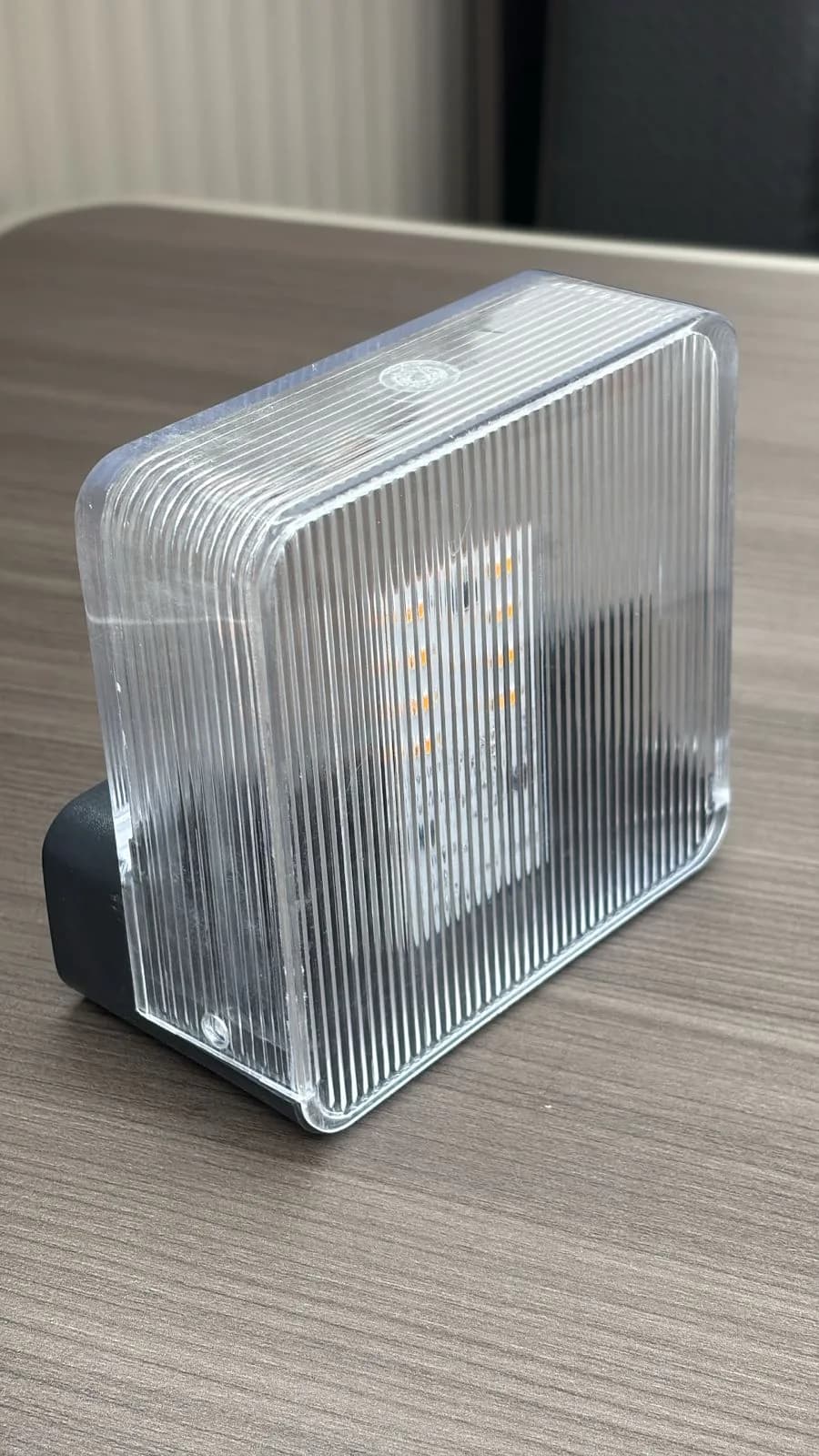 Emergency warning light with weather-resistant ribbed lens